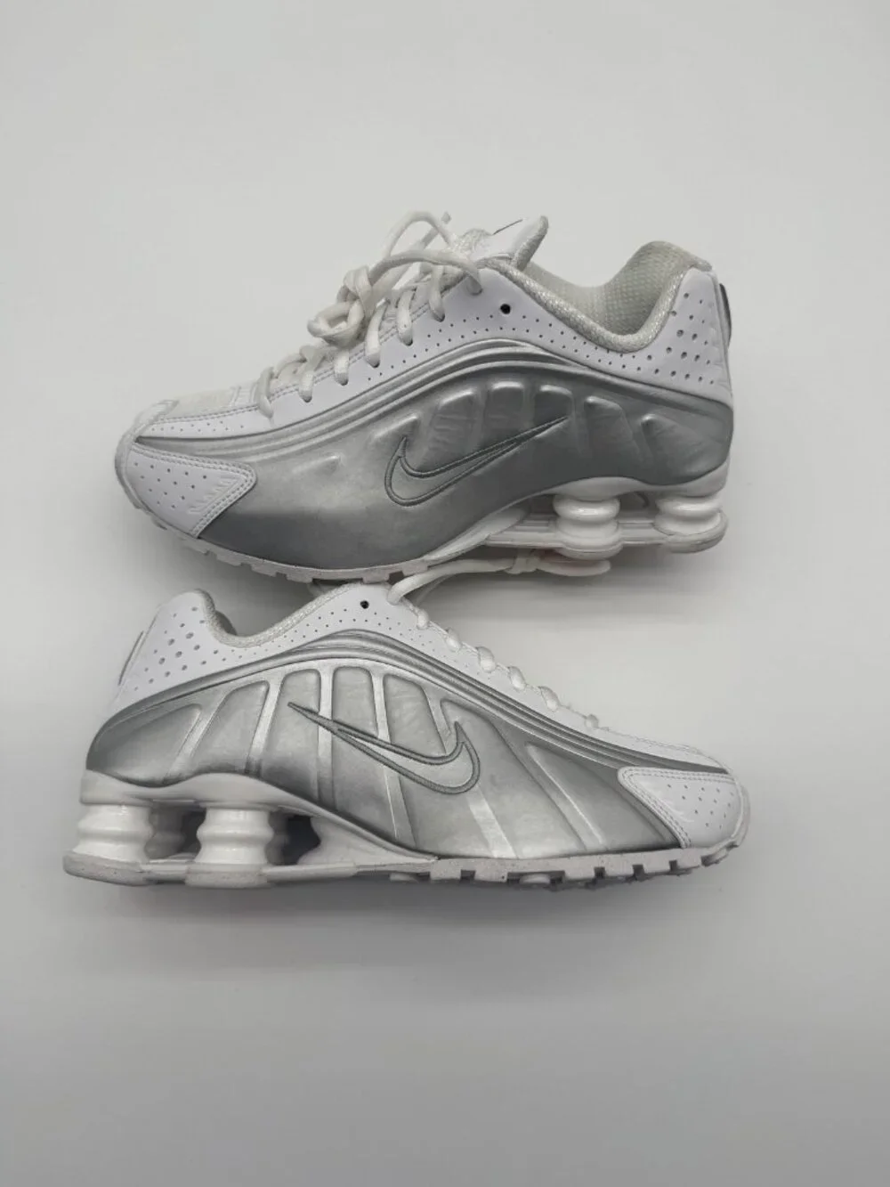 New Nike Shox R4 Shoes Women's Size 6 White Silver Running AR3565 101 Sneakers